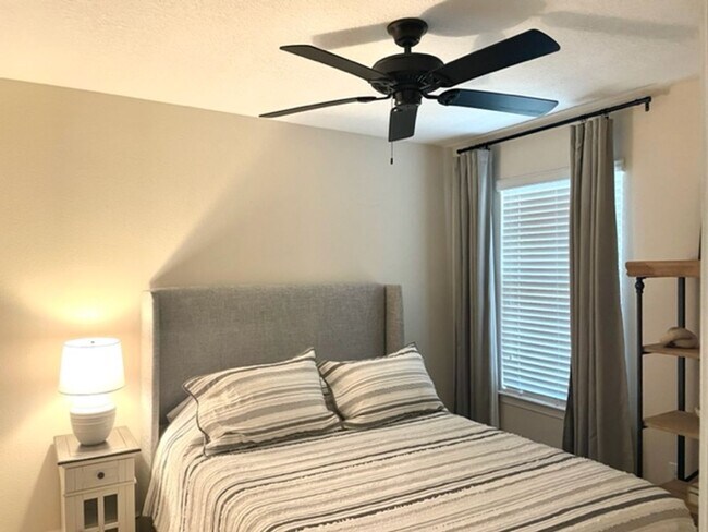Building Photo - 3/2.5 ANNUAL/FURNISHED  TOWNHOUSE- GORGEOU...