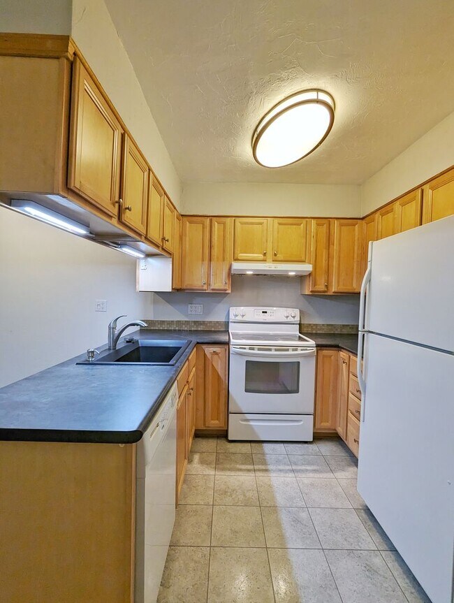 Building Photo - 2BD/1.5BA Twnhse Style Forestedge Condo on...