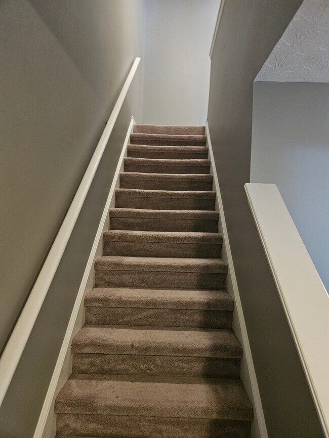 Building Photo - 3Bed 2.5 Town Home