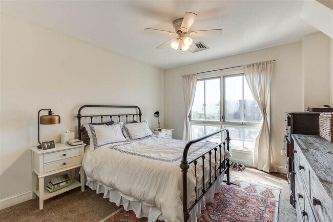 Building Photo - 711 Clinton St