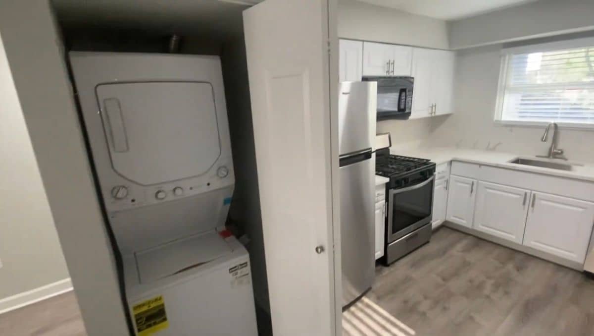 Building Photo - 1321 W Sherwin Ave