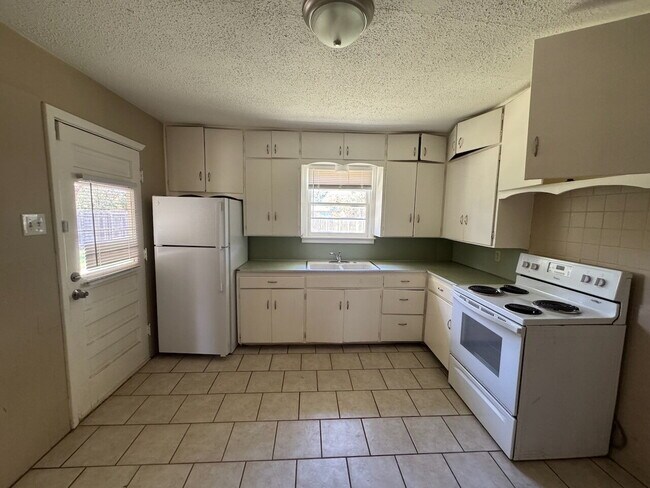 Building Photo - Charming 2 Bed 1 Bath 1 Car Garage Home