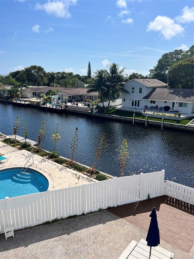 Building Photo - 1400 NE 57th St