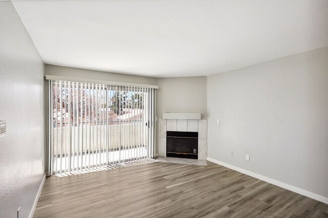 Building Photo - Centrally Located 3 Bed Condo In Gated Com...