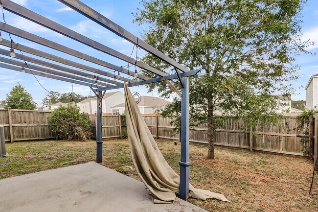 Building Photo - Spacious Summerville Home Near Historic Downtown
