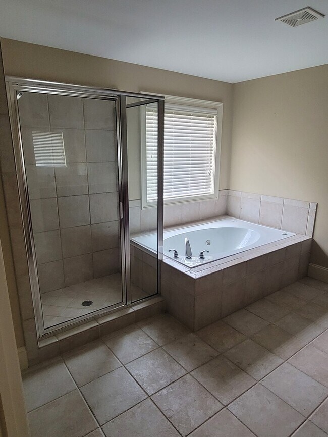 Building Photo - Home For Rent