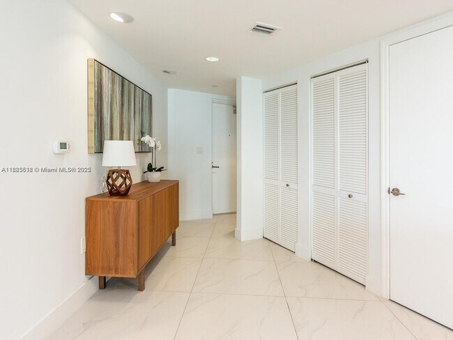Building Photo - 9821 E Bay Harbor Dr