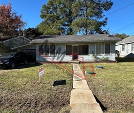 Building Photo - Cute Little 2 bedroom House