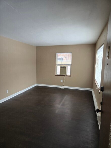 Living Room - 539 Hadley Ave