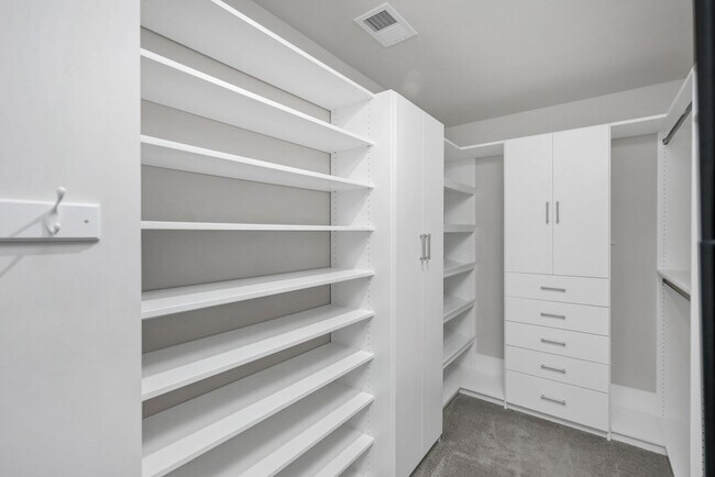 Building Photo - Sophisticated Like-New 4-Bedroom Home with Designer Finishes & Fenced Backyard!