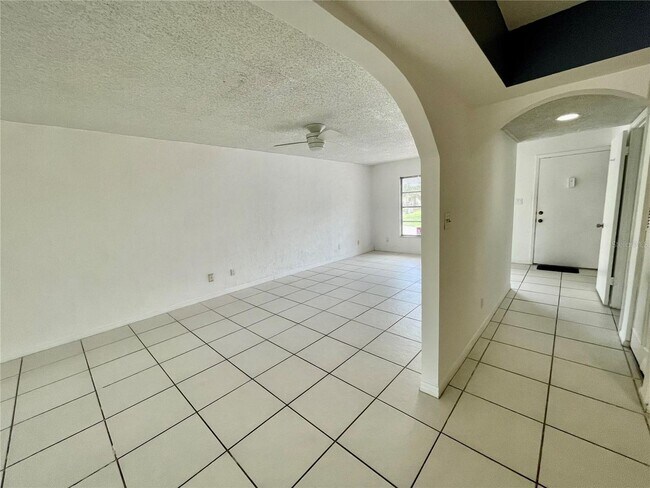 Building Photo - 3 Bedroom, 2.5 Bath home with upgraded kit...
