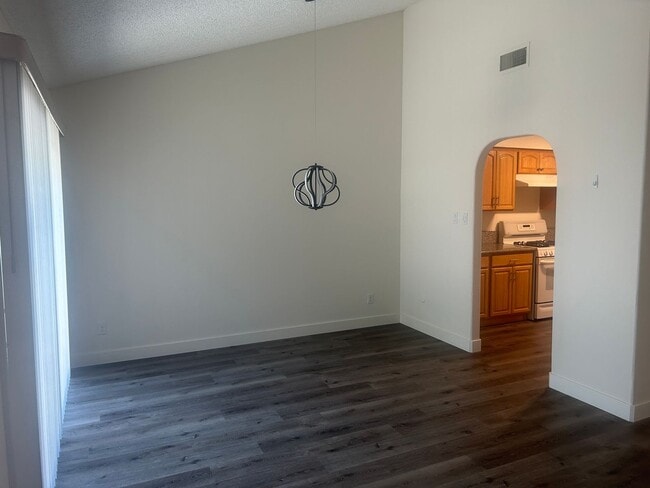Building Photo - Newly Remodeled 2 Bedroom, 2 Bath Condo