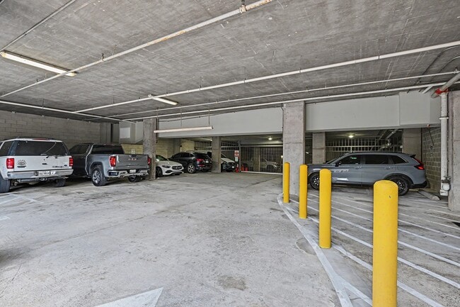Building Photo - 2520 Robinhood St