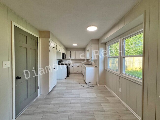 Building Photo - Charming 3 bedroom home located in the hea...