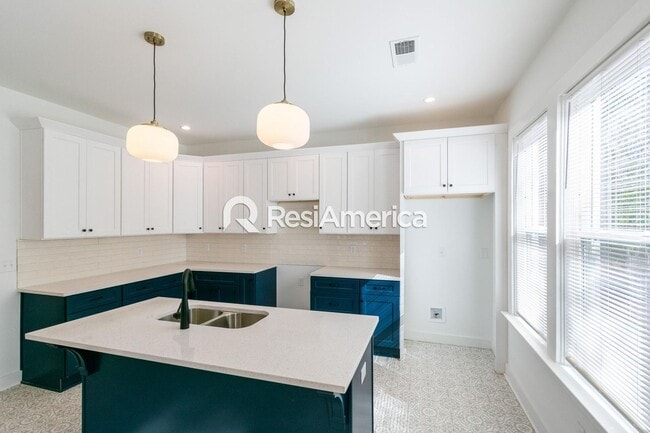 Building Photo - Stunning New Renovation in Midtown