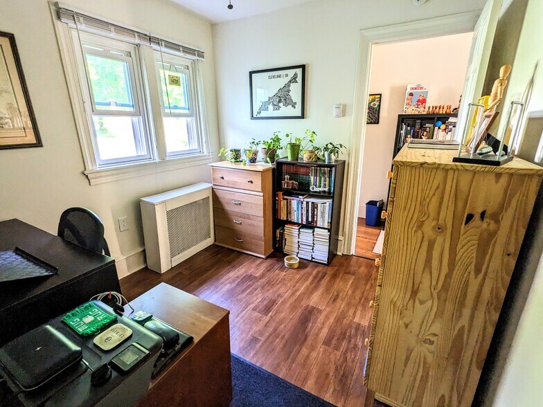 Building Photo - 920 E Railroad Ave