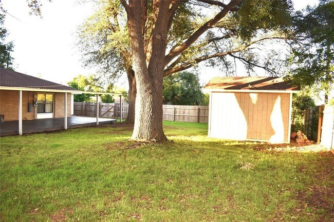 Building Photo - 1901 Mistletoe Ln