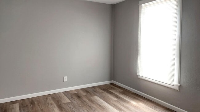 Building Photo - AVAILABLE 3/9/26  Very Nice 3BR/1BA Single Family Home on Quiet Street