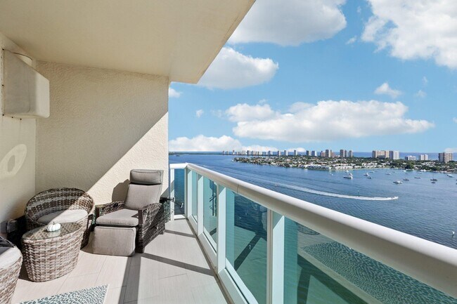 Building Photo - 2640 Lake Shore Dr