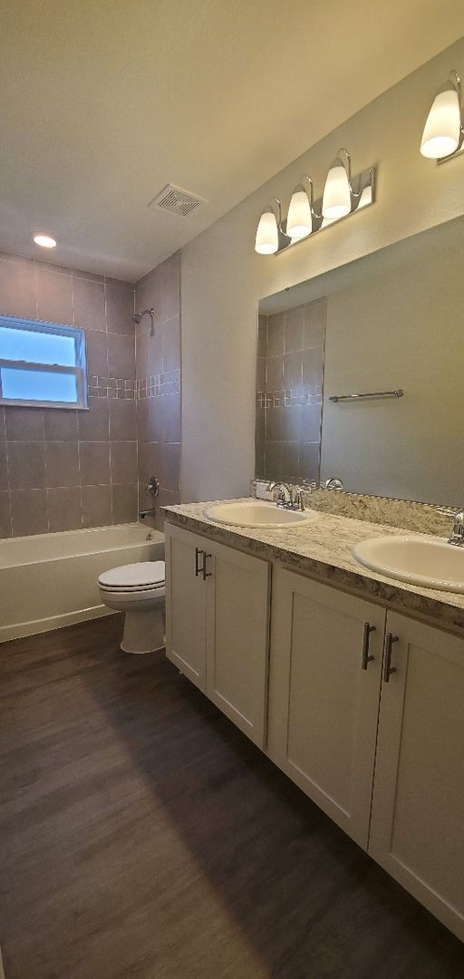 Building Photo - 4-Bedroom, 2-Bathroom in Villamar Winter Haven