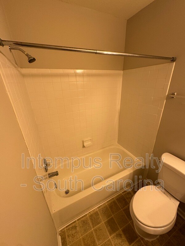 Building Photo - 897 Fording Island Rd