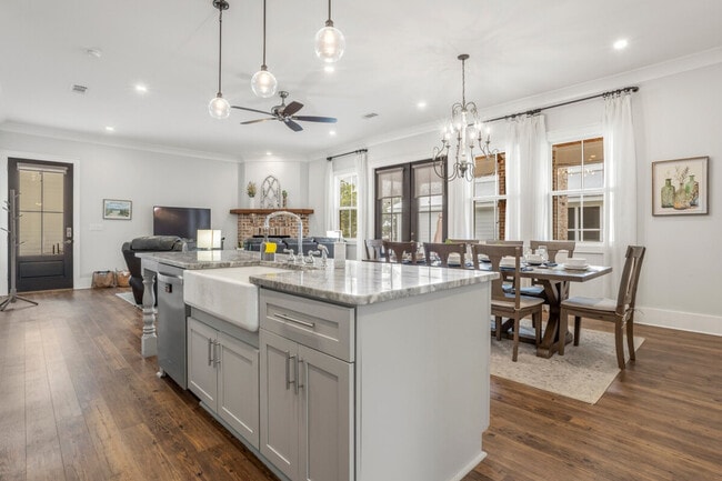 Building Photo - 164 Markham Dr