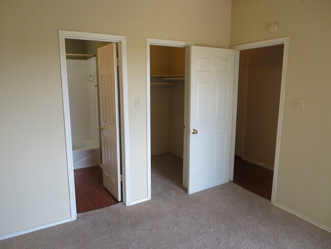 Building Photo - IMMEDIATE MOVE IN - 2 bed 2 bath