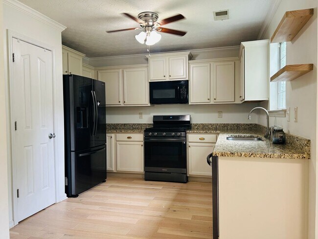 Building Photo - Beautiful 4 bedroom, 2.5 bathroom home in ...