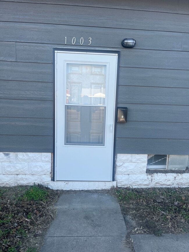 Primary Photo - Spacious 3 Bedroom, 2-Bathroom Duplex - Pet Friendly - Section 8 Welcome!