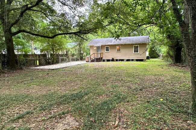 Building Photo - 2 Bed 1 Bath Home Close to Interstate Access!