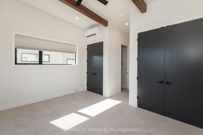 Building Photo - M713