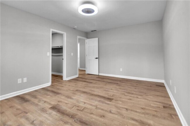 Building Photo - 4497 Glenforest Dr NE