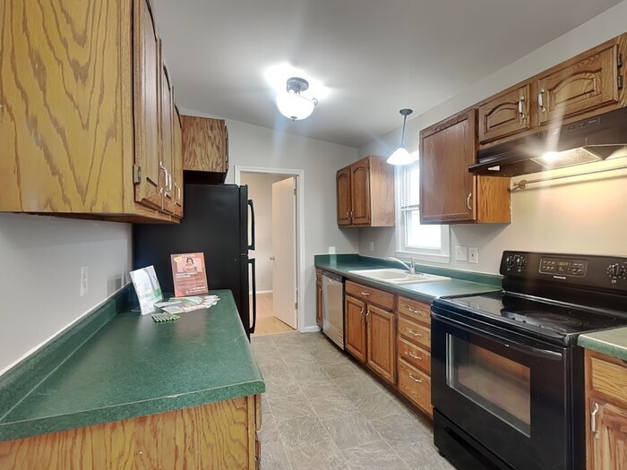 Building Photo - 2272 Hazel St N