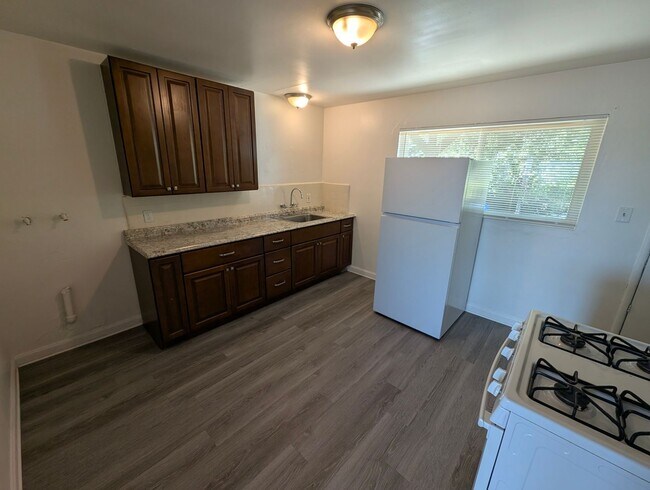 Building Photo - 2-Bedroom Walkup Near Highland Hospital