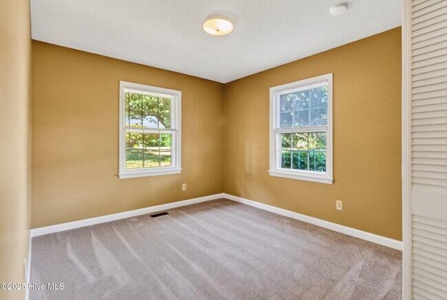 Building Photo - 259 Shoreline Dr