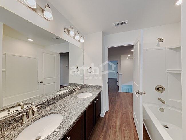 Building Photo - 4511 Tarpon Dr