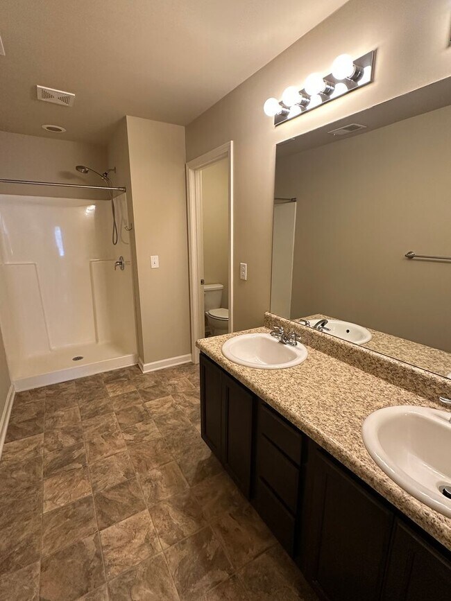 Building Photo - NEW LISTING - GORGEOUS TOWNHOME IN KENNESAW!