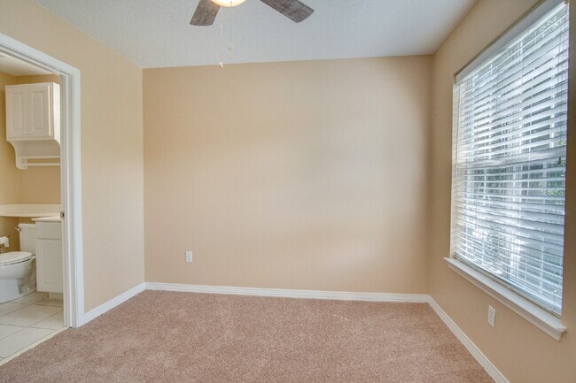 Building Photo - Santa Rosa 3/2.5 Townhome – Minutes from N...