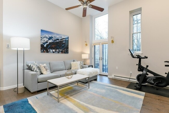 Building Photo - 743 E 4th St