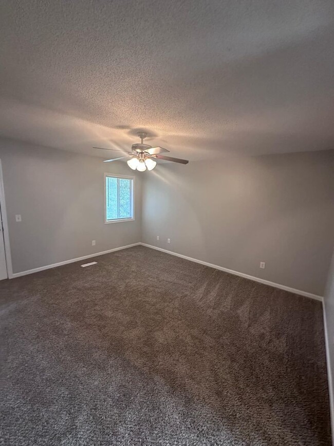 Building Photo - Rolling Acres!!! End Unit!!!  New Carpet! ...