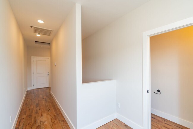 Building Photo - Modern 4 Bedroom Townhome in Southside Chattanooga