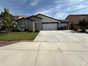 Building Photo - Spacious 4 bedroom/ 3 bathroom home