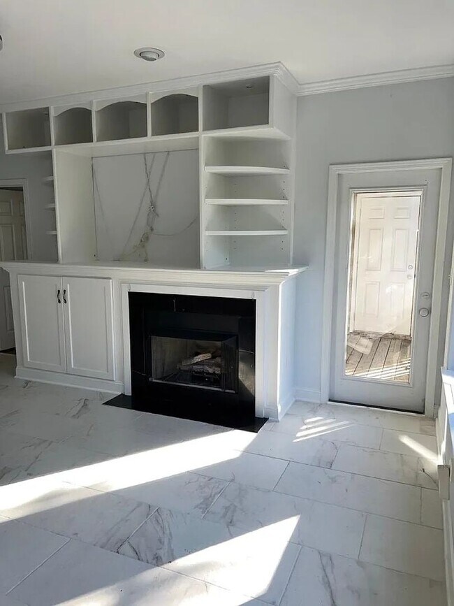 Building Photo - 2 Bed/ 2 Bath Condo located in one of Charlotte's most desired neighborhoods