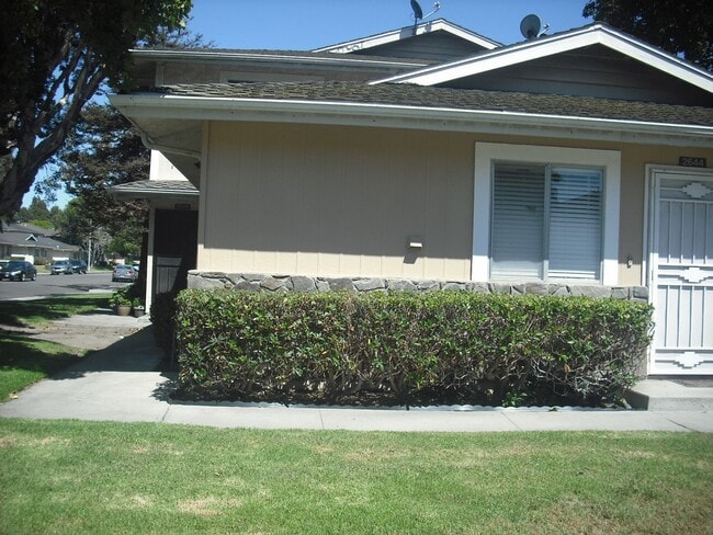 Building Photo - Nicely Upgraded Corner Townhouse