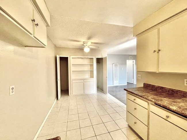 Building Photo - 2501 W Redondo Beach Blvd