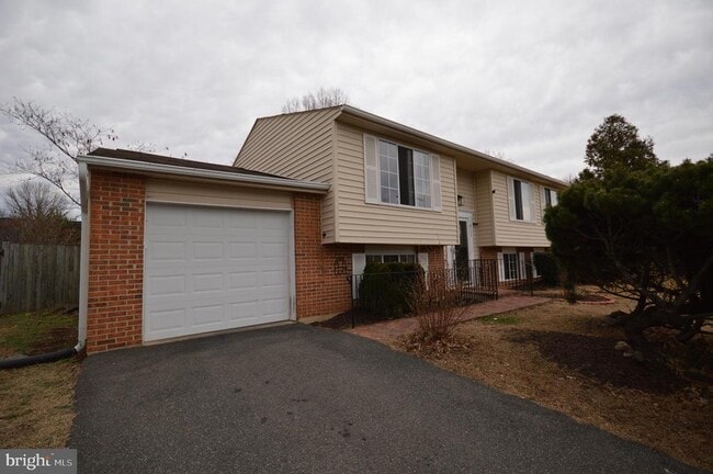 Building Photo - 7011 Vantage Dr