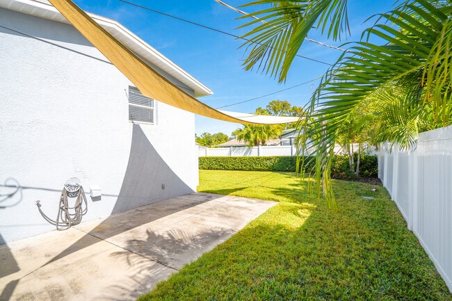 Building Photo - 4420 W Fair Oaks Ave