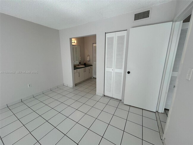 Building Photo - 1250 NE 125th St