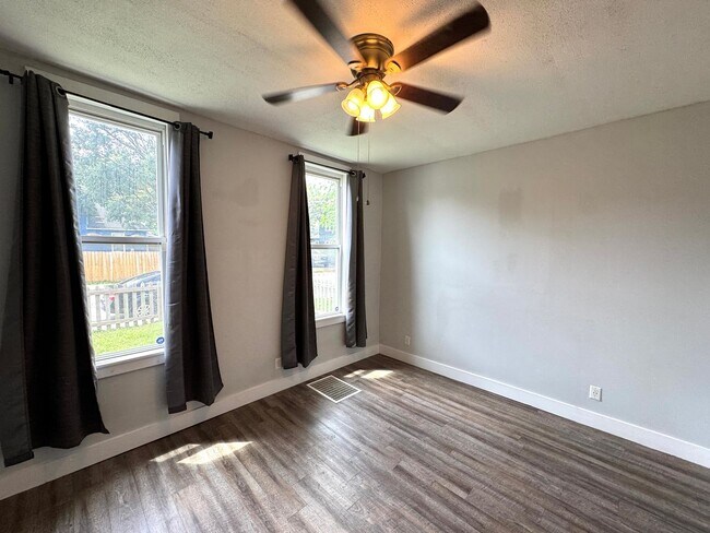 Building Photo - 1242 Cottage Ave