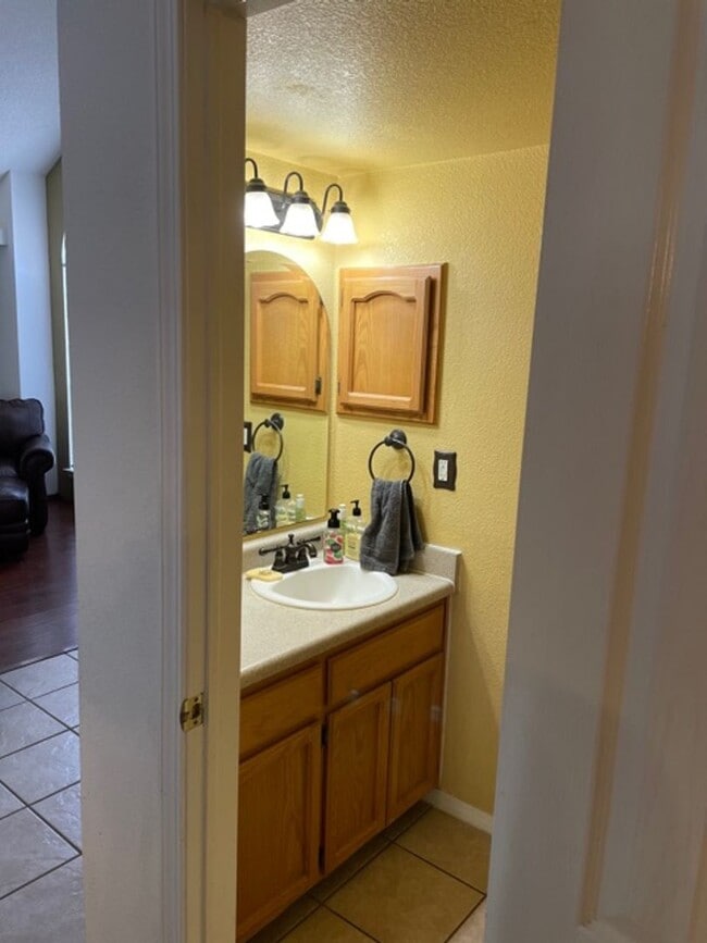 Building Photo - West El Paso 4 Bed 2.5 Bath Refrig A/C